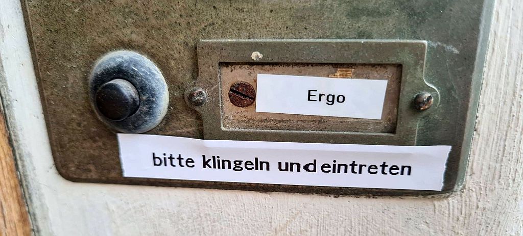 Klingel mit Ergo-Aufschrift, bitte klingeln und eintreten
