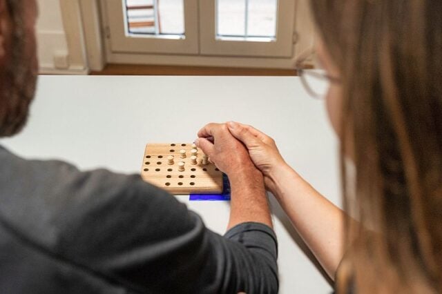 Feinfühliges Handtraining zur Verbesserung der Sensorik und Koordination.