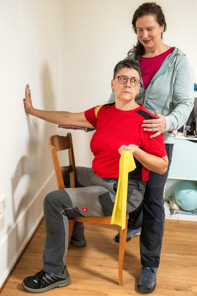 1.seitliche Haltungskorrektur bei Patientin, Ergotherapie bei Ergopraxis Eckert.