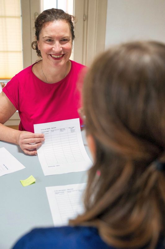 Frau beim Beratungsgespräch mit Therapeutin, Ergopraxis Eckert, Utzenstorf